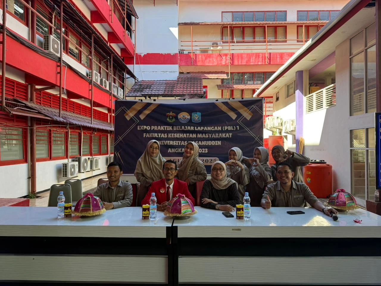 
Senyum penuh bangga terpancar dari wajah-wajah di balik meja ini. Inilah wajah-wajah para dosen dan panitia yang telah sukses mengantar mahasiswa FKM Unhas angkatan 2023 dalam kegiatan EXPO PBL 1.